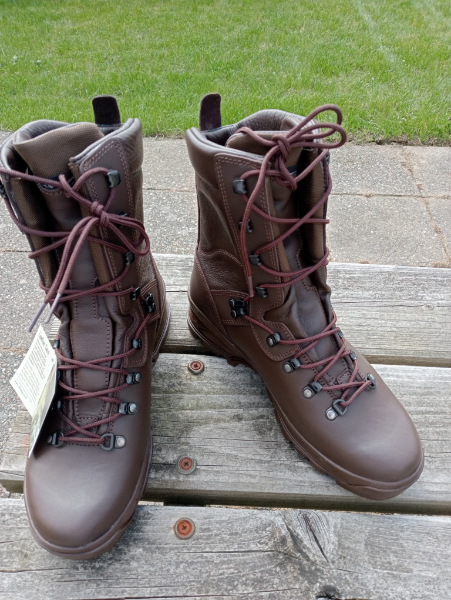 Altberg Sneeker Aqua boots alone